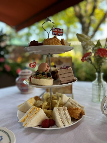eine Etagere mit englischen Leckereien