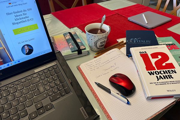 Arbeitsplatz und Tasse Tee