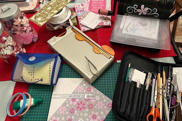 Basteltisch mit Bastelmaterial