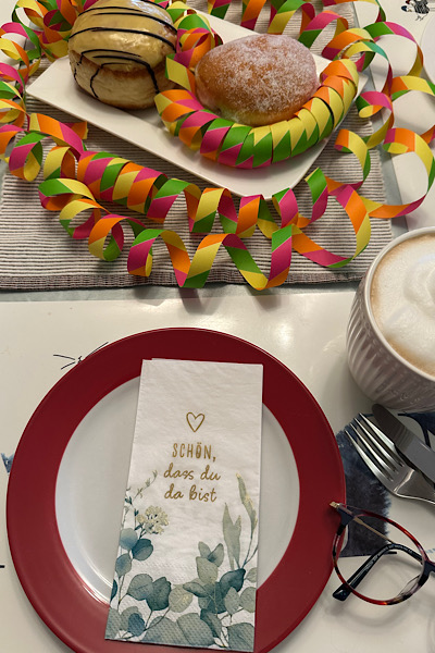 Kaffeegedeck und Berlinerballen