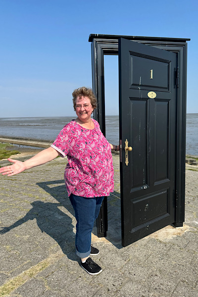 Britta steht in der Nordseetür in Harlesiel