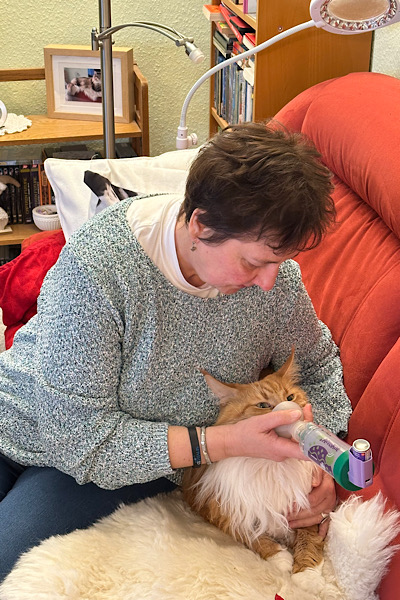 Britta mit Kater der inhaliert wird.