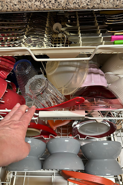 Spülmaschine mit Geschirr