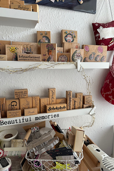 Regal mit Holzstempel