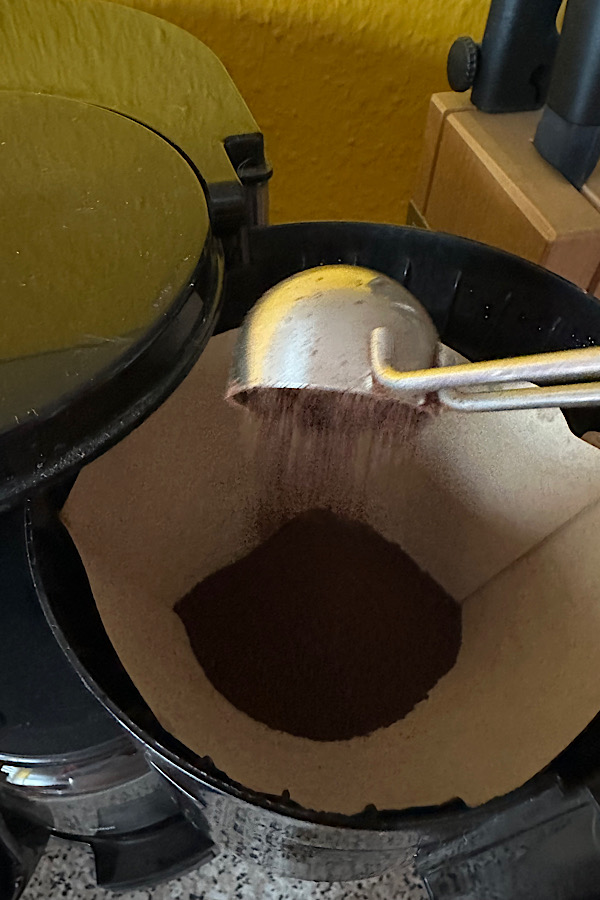Kaffeepulver in Kaffefilter rieseln
