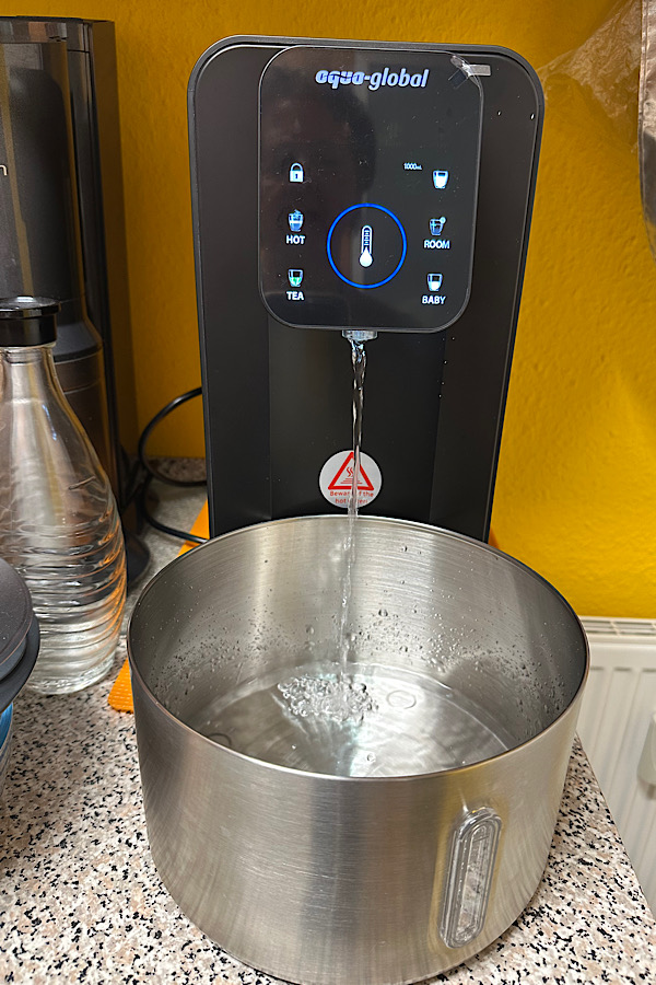 Katzenbrunnen wird mit gefiltertem Wasser (Aqua-Global) gefüllt.