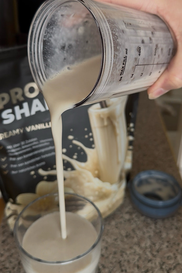 Slimfinity Pro Shake wird ins Glas gegossen.