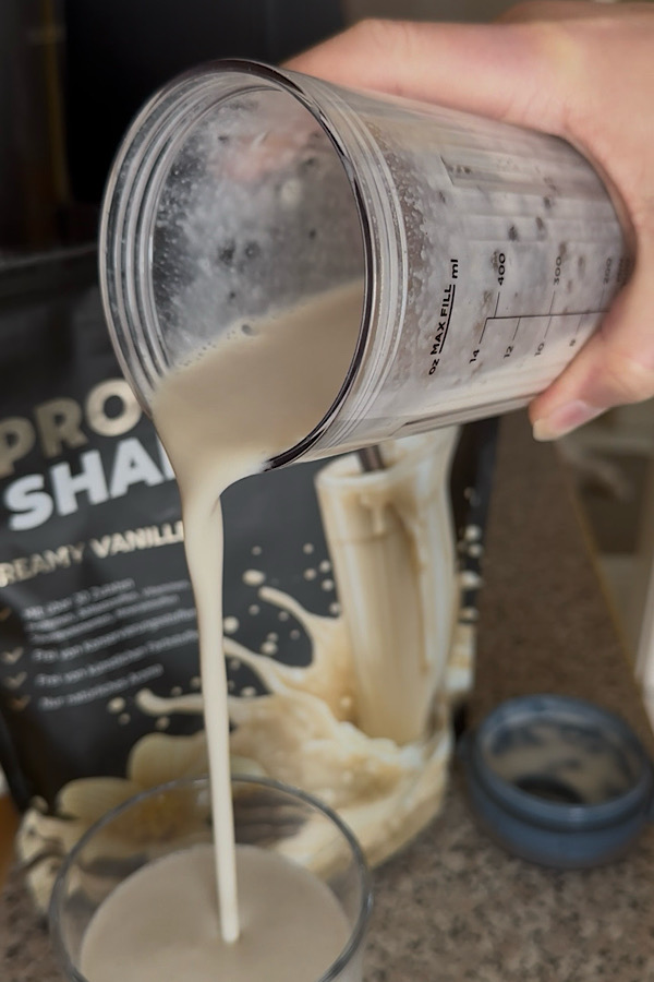 Slimfinity Pro Shake wird ins Glas gegossen